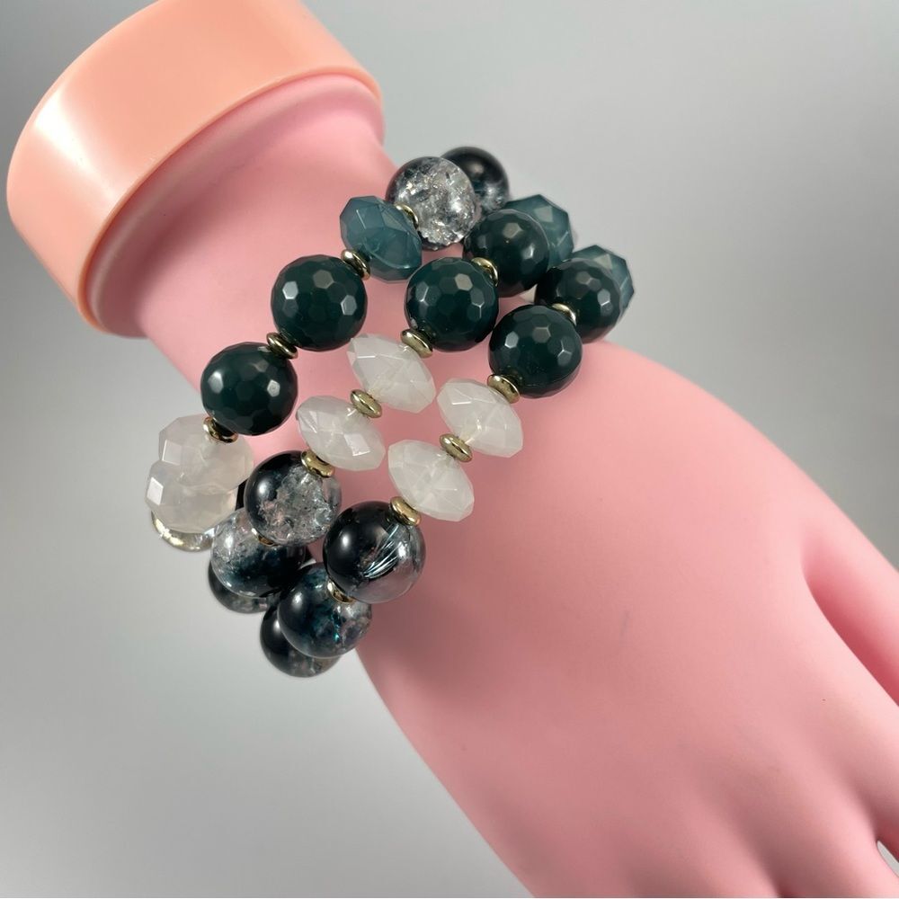 Beautiful Unsigned Chico’s Gold Tone Green White Glass Acrylic Beaded Bracelet
